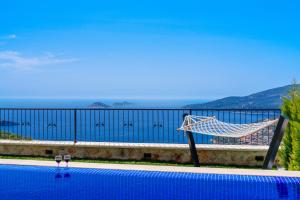 Kalkanda Deniz Manzaralı Lüks Tatil Villası