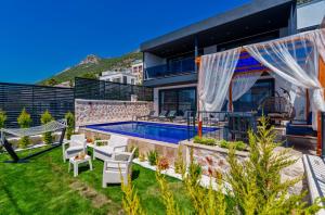Kalkanda Deniz Manzaralı Lüks Tatil Villası