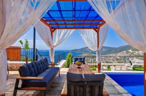 Kalkanda Deniz Manzaralı Lüks Tatil Villası