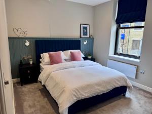 Central 2-Bed Apartment with Balcony & Parking