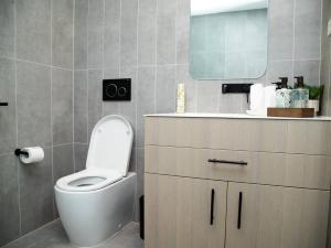 Clayton Luxe Retreat- Elegant 2 BDR with Balcony