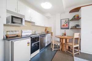 Harbourside Apartment in Pyrmont with Pool, Gym, Sauna & Free Private Parking