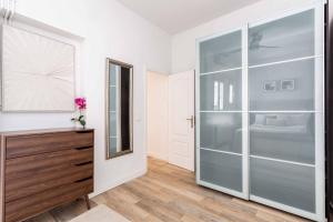 Bright & Spacious 2-BD Apartment in Chueca