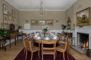 Henge Estate - Large Manor with ensuite double rooms, hot tub and tennis court