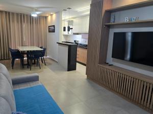 Apartamento Novo com 2 Suítes na Praia das Toninhas