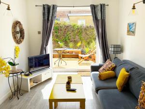 Spacious two bedroom, two bathroom Beach Nest with garden