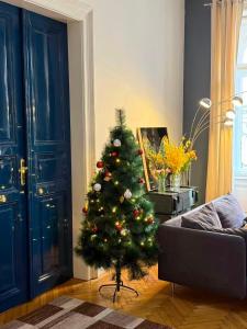 Bright & Grand with 4 bedrooms by New York Cafe