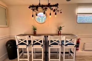 The Swan Flotel - Barton Marina