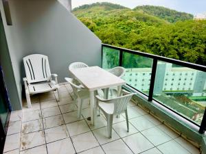 Apartmento Astúrias! Piscina Ar Varanda Vaga de Garagem 2 Quartos 100m2! 2 Qdas da Praia!