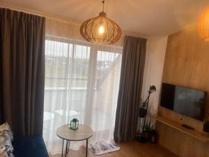 Apartament Niebieski Centrum Sarbinowo w budynku z restauracją