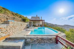 Family house with a swimming pool 5 minutes from Ioulida