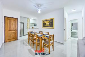 Apartamento espaçoso com ar condicionado e Wi-fi, a 100 metros da praia - Edifício Estoril