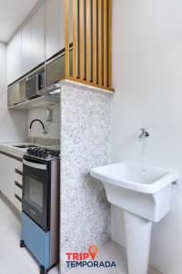 Apartamento espaçoso com ar condicionado e Wi-fi, a 100 metros da praia - Edifício Estoril