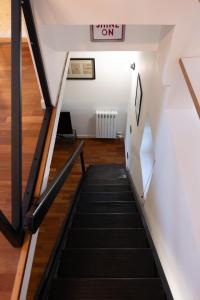 Moderno Bilocale su Due Piani nel Cuore dei Navigli