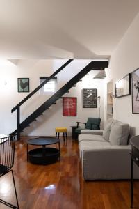 Moderno Bilocale su Due Piani nel Cuore dei Navigli