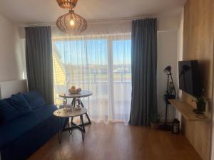 Apartament Niebieski Centrum Sarbinowo w budynku z restauracją