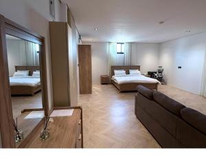 Spacious Modern Studio with TV, Kitchen & Desk