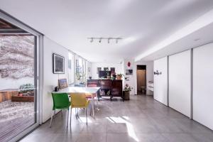 Apartamento con patio y huerta