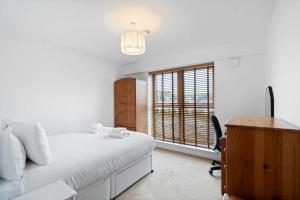 Brighton Getaway - Modern Apartment with Balcony