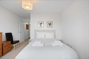 Brighton Getaway - Modern Apartment with Balcony