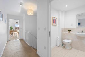 Brighton Getaway - Modern Apartment with Balcony