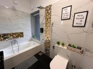 Casa Oceanus - Pool View Room - Ganpatipule