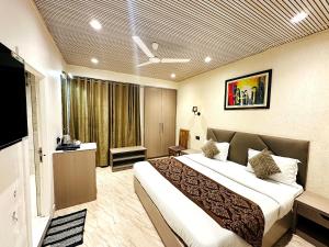 Naini Lake View The- Gwen -Stays Mall Road - Lake View Rooms Types- Prime Location - Best Luxuary Hotel In Nainital