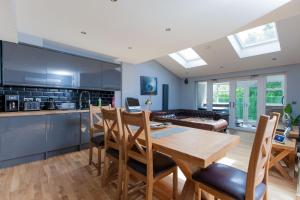 Luxurious Edinburgh Townhouse with Hot Tub