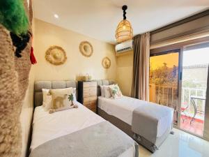 Stylish YSL Street 2-BDR, parking, hi speed wifi