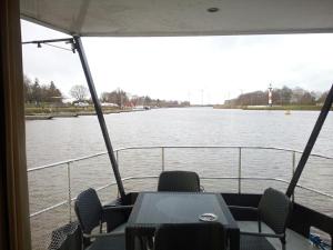Hausboot Levitate im Hafen von Barßel