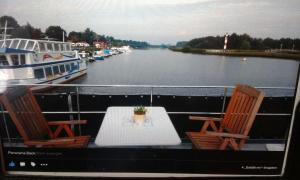 Hausboot Levitate im Hafen von Barßel
