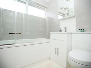 Gainsborough Place By N And N Stays Ltd, Perfect Location for Contractors and Corporate stays, Close to Cardiff Bay Area, Private Parking and fast Wifi