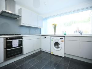 Gainsborough Place By N And N Stays Ltd, Perfect Location for Contractors and Corporate stays, Close to Cardiff Bay Area, Private Parking and fast Wifi