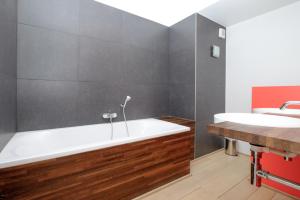 Royal Palace Breeze 75