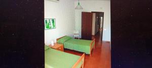 white flowers camera quadrupla con garage privato in centro