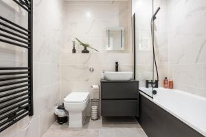 Luxury London 2 Bed Apartment with Private Balcony - Sleeps 6 - PARKING Available - 2 SMART TVS - NETFLIX & Ultra Fast WiFi - 20 min to City Centre - 30 mins from Luton Airport - Variety of Restaurants -Amenities Nearby