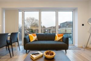 2 Bedroom Apartment - Close to Central London - Smart TVs & PRIVATE BALCONY- Parking Available