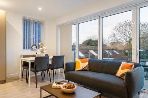 2 Bedroom Apartment - Close to Central London - Smart TVs & PRIVATE BALCONY- Parking Available