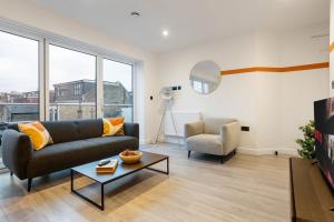 2 Bedroom Apartment - Close to Central London - Smart TVs & PRIVATE BALCONY- Parking Available