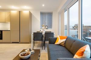 2 Bedroom Apartment - Close to Central London - Smart TVs & PRIVATE BALCONY- Parking Available