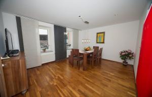gemütliche 4 Zimmer Wohnung mit Einzelbetten, Küche und Badezimmer