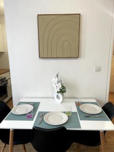 Modern studio for 3, Porte de Paris nord metro 7