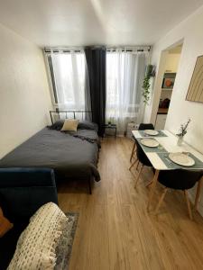 Modern studio for 3, Porte de Paris nord metro 7