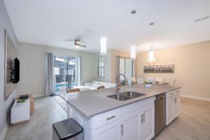 4809AM TOWNHOUSE 4 BEDROOMS & 3 BATHROOMS + POOL