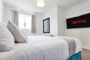 Premium 5-Bed Home, Garden, Parking & High-Speed Wi-Fi