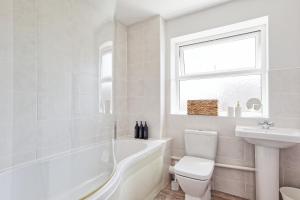 Comfortable 5-BDR Home, Garden, Convenient Parking, High Speed Wi-Fi