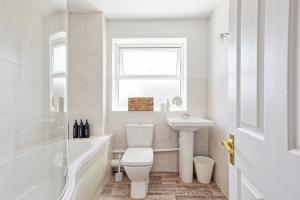 Comfortable 5-BDR Home, Garden, Convenient Parking, High Speed Wi-Fi