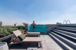 Loft -Skyline view- Rooftop pool, gym, bbq & more