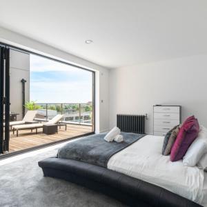 Luxury 2 Bed Penthouse - City Centre - Bedroom TV - Secured Parking & Private Terrace 17CH