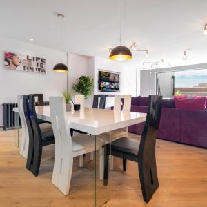 Luxury 2 Bed Apartment - Fast Wi-Fi - Secured Parking - Private Terrace - 17CH